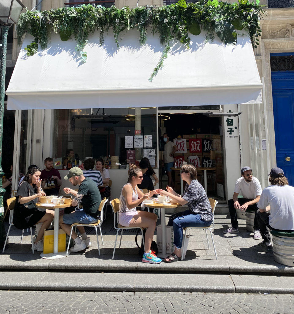 Comme de nombreux établissements, Petit Bao, enseigne de restauration chinoise du 2ème arrondissement, n’a pu accueillir de clients pendant plus de 2 mois. L’équipe s’est adaptée et s’est engagée pendant le confinement pour restaurer les soignants et les sans-abris.