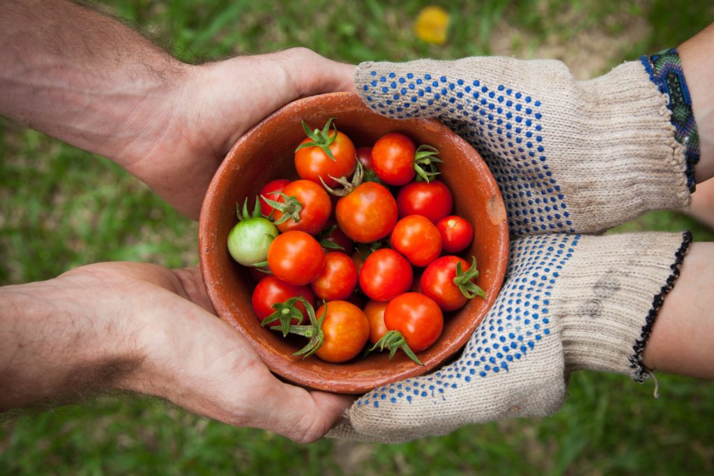 Dans une volonté de mieux et moins consommer, de nombreux parisiens privilégient aujourd'hui les circuits-courts, soutiennent les producteurs et artisans locaux et limitent les emballages du quotidien. Nous avons sélectionné pour vous dix commerces engagés et responsables que nous avons eu le plaisir d’accompagner.