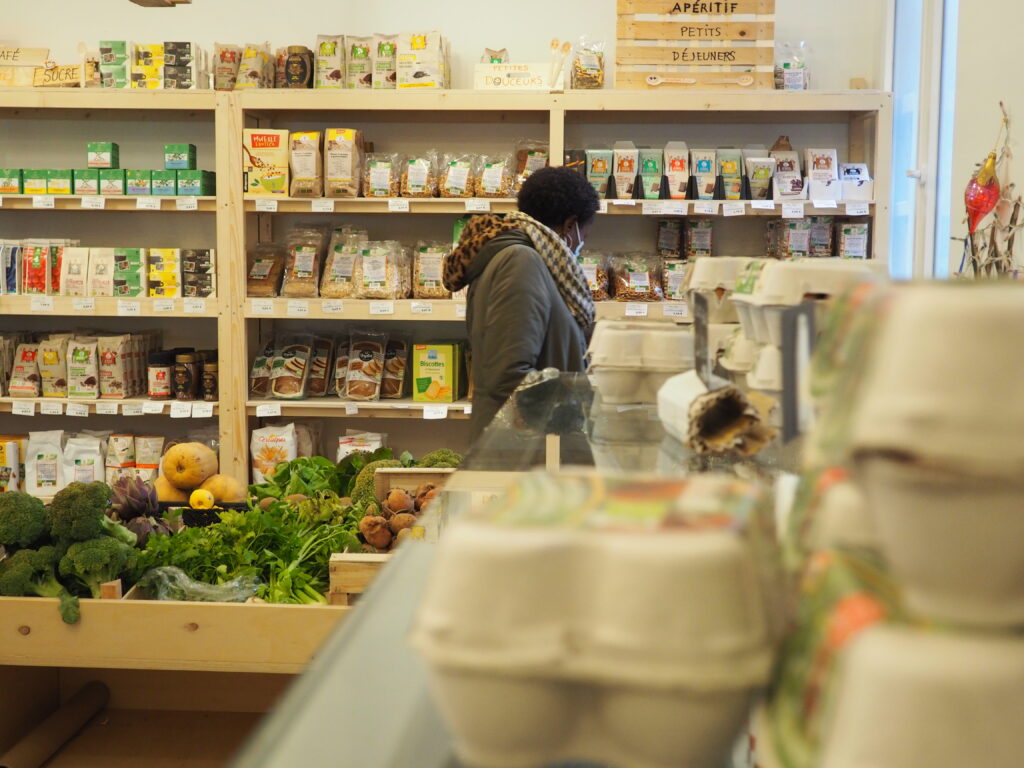 Saveurs en partage a ouvert ses portes en juin 2020 dans le 20ème arrondissement. Portée par un collectif de femmes engagées, cette épicerie souhaite rendre accessibles les produits bios, sains et locaux à tous les publics. Un projet soutenu financièrement par PIE dès le début, et accompagné aujourd'hui grâce à l’écoute et les conseils de son équipe.