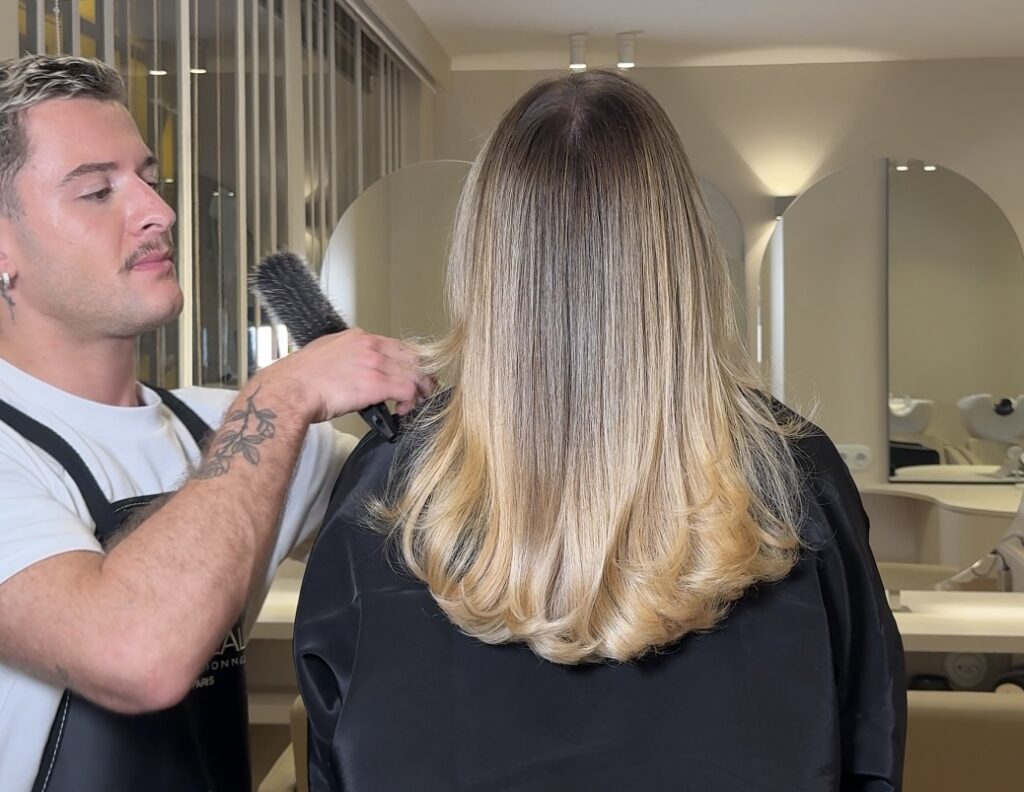 A 23 ans, Devi Mark ouvre son salon de coiffure à Paris
