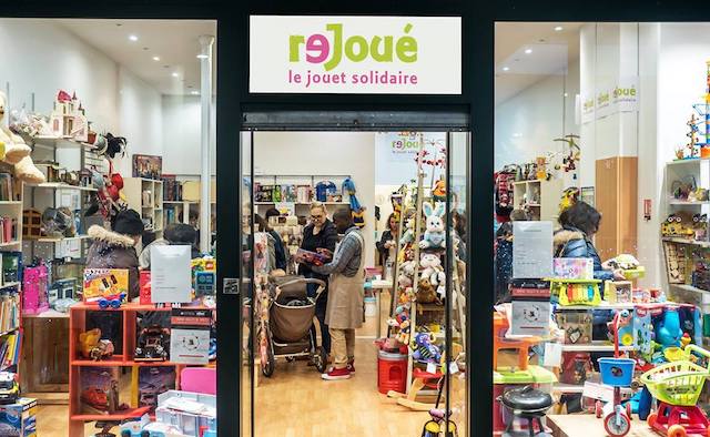 Vous cherchez à braver l'hiver parisien avec style ? Dans cet article, découvrez 10 boutiques de mode engagées et parisiennes soutenues par PIE, prêtes à vous aider à relever le défi du froid hivernal !